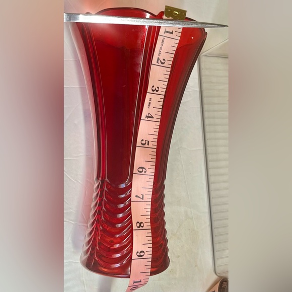 BEAUTIFUL VINTAGE RUBY RED LILY SHAPED GLASS VASE (HEIGHT 9 1/2) - Picture 9 of 9